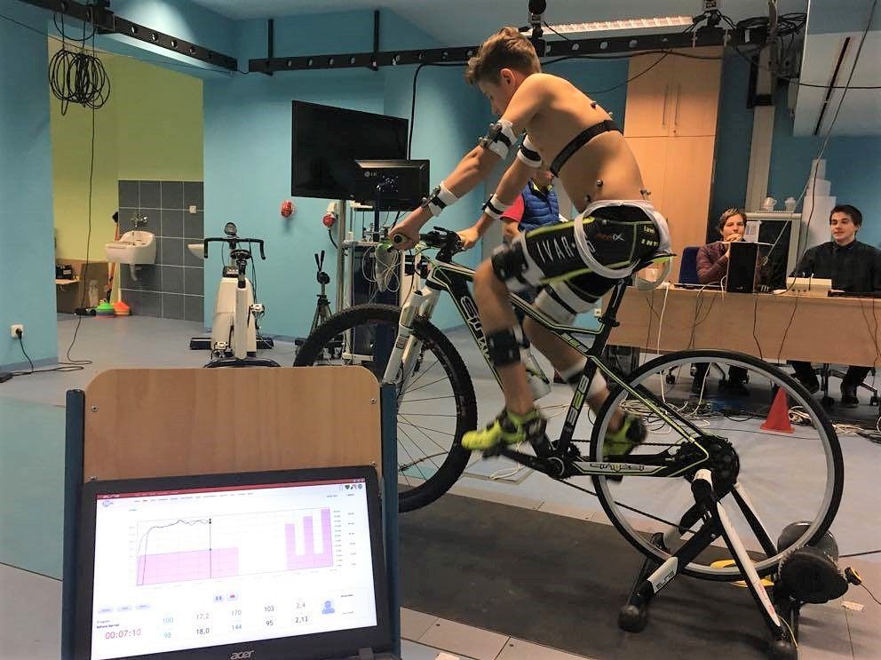 Měření mladých cyklistů v biomechanické laboratoři. Foto: archiv Centra diagnostiky lidského pohybu.