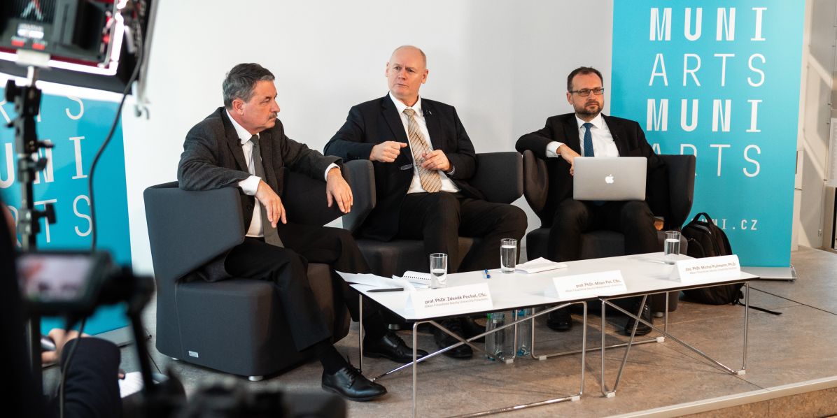 Foto: Archiv MUNI Děkani tří největších filozofických fakult v Česku debatovali o krizi společenských věd – zleva Zdeněk Pechal z Univerzity Palackého, Milan Pol z Masarykovy univerzity a Michal Pullmann z Univerzity Karlovy.