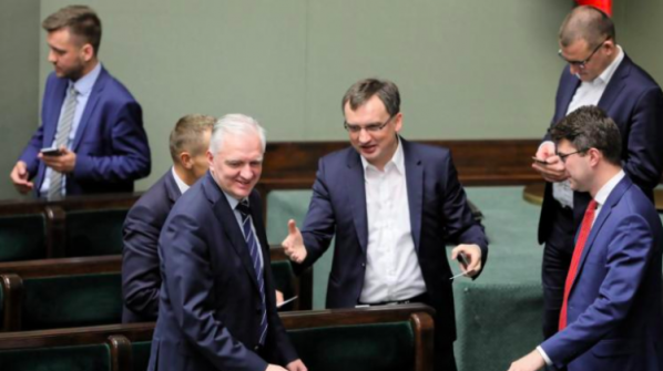 Zákon byl schválen. Neskrývaná radost místopředsedy vlády a&nbsp;ministra Jaroslawa Gowina (vlevo) a&nbsp;jeho spolupracovníků po závěrečném hlasování v&nbsp;Sejmu. Varšava, 3.&nbsp;7.&nbsp;2018.