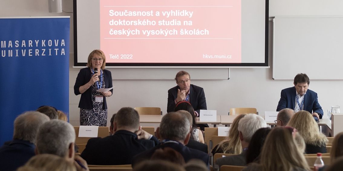 Snímek z loňské konference HKVŠ v Telči. Zleva Kateřina Oleksíková, ředitelka pro kvalitu MU, Michal Bulant, prorektor pro vzdělávání a kvalitu MU a rektor MU Martin Bareš.