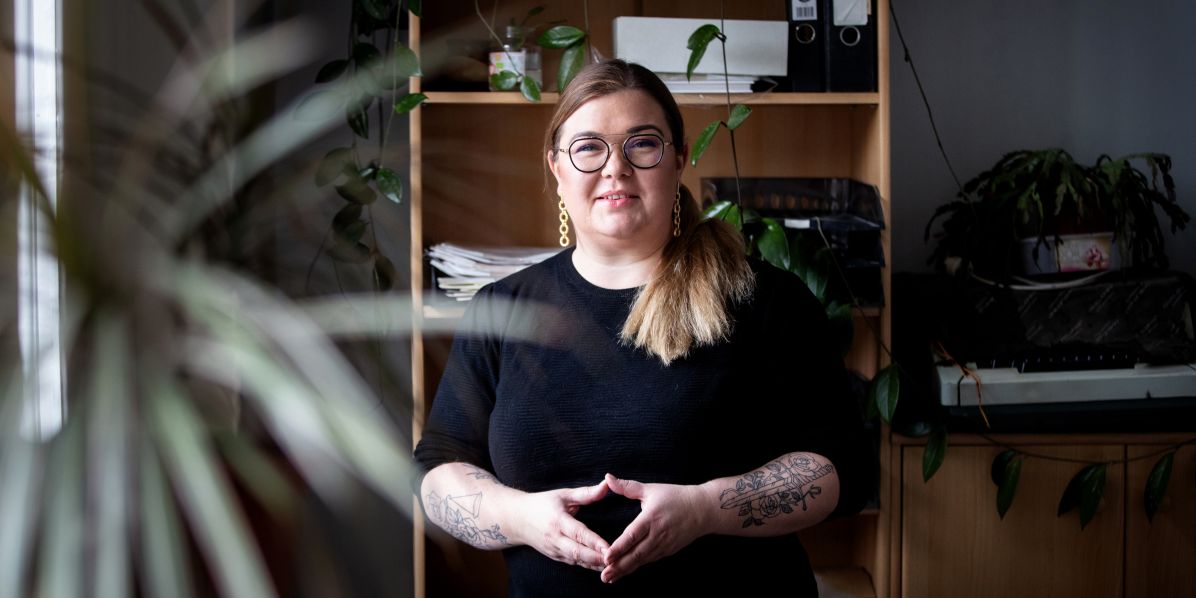 V debatě ohledně sociálního prostředí a vztahů na vysokých školách jsme aktuálně ve fázi, kdy to staré umírá, ale nové se ještě nezrodilo. „Je tu patrná změna nahlížení na tato témata, jako příklad mohou posloužit konsenzuální vztahy na akademické půdě. Vztah mezi studujícími a vyučujícími není mocensky rovnovážný a nikdy nebude,“ říká Šárka Homfray.