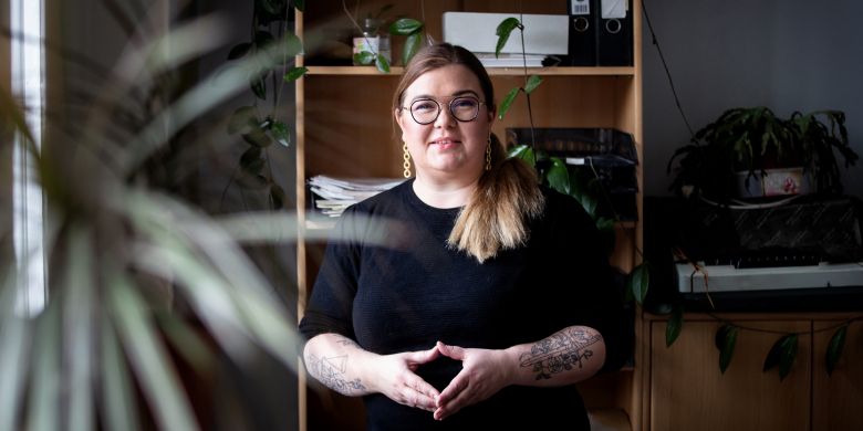 V debatě ohledně sociálního prostředí a vztahů na vysokých školách jsme aktuálně ve fázi, kdy to staré umírá, ale nové se ještě nezrodilo. „Je tu patrná změna nahlížení na tato témata, jako příklad mohou posloužit konsenzuální vztahy na akademické půdě. Vztah mezi studujícími a vyučujícími není mocensky rovnovážný a nikdy nebude,“ říká Šárka Homfray.