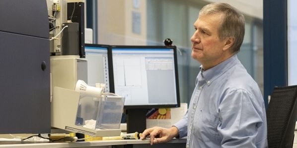 Profesor Jaroslav Doležel u&nbsp;průtokového cytometru.