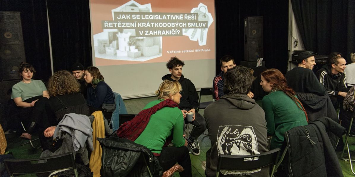 Foto: INN Ze schůze Iniciativy nájemníků a nájemnic, která se věnuje i podpoře studujících.