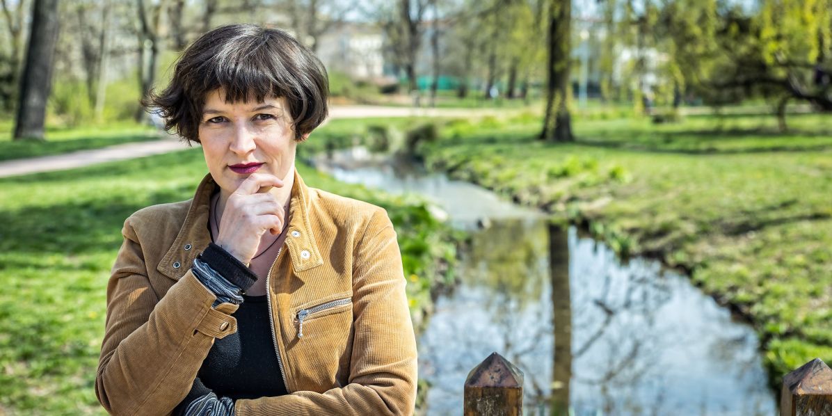 Foto: Monika Hlaváčová, Universitas „Dneska mě stojí až neskutečné úsilí vymyslet, jak udělat několikahodinový workshop tak, aby byl interaktivní a dalo se to vydržet, když musí být online. Když se to povede, tak to uspokojení hrozně rychle vyšumí, protože s těmi lidmi nezajdete na oběd jako dřív, nesíťujete se. Prostě jen vypnete kameru a mikrofon a dál sedíte sami v obýváku,“ popisuje Lucie Jarkovská.