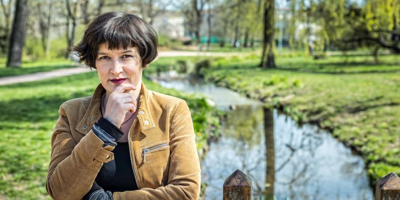 „Dneska mě stojí až neskutečné úsilí vymyslet, jak udělat několikahodinový workshop tak, aby byl interaktivní a dalo se to vydržet, když musí být online. Když se to povede, tak to uspokojení hrozně rychle vyšumí, protože s těmi lidmi nezajdete na oběd jako dřív, nesíťujete se. Prostě jen vypnete kameru a mikrofon a dál sedíte sami v obýváku,“ popisuje Lucie Jarkovská. 