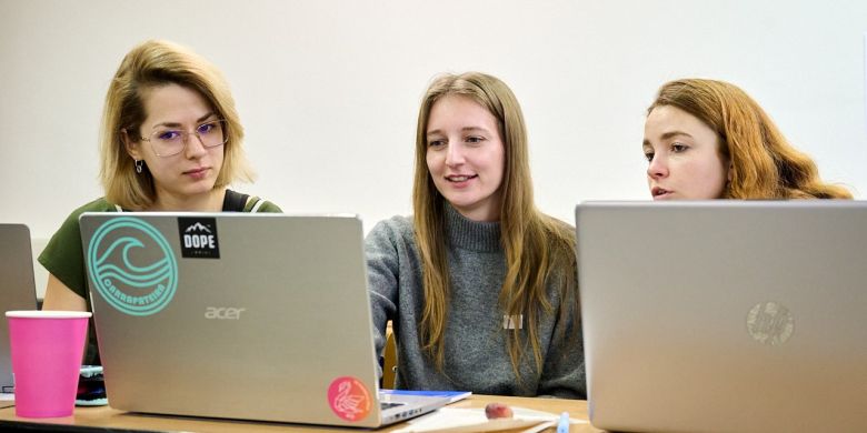 Nejlepších výsledků dosahují studující, když AI slouží jako partner.