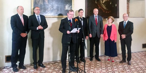 Po jednání ČKR: zleva Jan Lata (rektor Ostravské univerzity), Mikuláš Bek (rektor Masarykovy univerzity), Tomáš Zima (rektor Univerzity Karlovy), Jakub Fischer (předseda Rady vysokých škol), Karel Melzoch (rektor Vysoké školy chemicko-technologické), Jitka Němcová (rektorka Vysoká škola zdravotnická), Jan Hančil (rektor Akademie múzických umění v Praze).