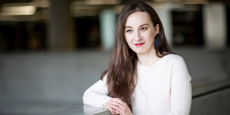 „Mám pocit, že o špatné situaci rodičů i dětí (které jsou bez sociálních kontaktů) se hodně mluví, ale implicitně se předpokládá, že to stejně nějak zvládnou. Věda je v tomto ještě neúprosnější, protože i kdybych se rozhodla přerušit práci a odejít pečovat o děti („na ošetřovačku“), mé projekty se nezastaví,“ říká Jaroslava Marhánková.