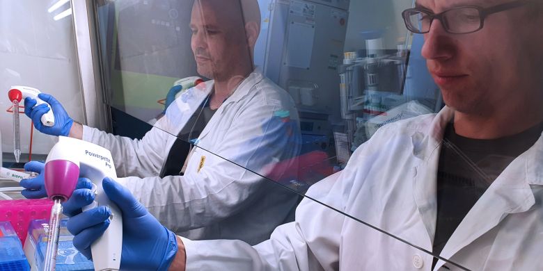Juli R. Bagó a Michal Šimíček v laboratoři Blood Cancer Research Group. 