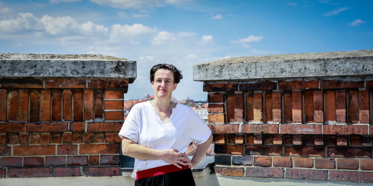 Ve výrobní divizi Dolní Němčí ve Zlínském kraji pracovala socioložka Kateřina Nedbálková z Fakulty sociálních studií Masarykovy univerzity dlouhé tři roky ve zhruba týdenních cyklech. Nejčastěji dělala nejméně kvalifikovanou práci u pásu.