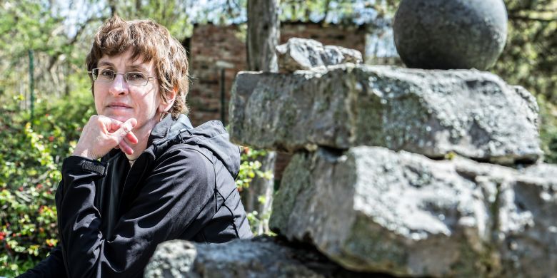 Foto: Monika Hlaváčová, Universitas „Pandemie ukázala ve vší nahotě jednak rozdíly mezi pečujícími osobami a nepečujícími, ale taky na to, jak špatně je systém jediné instituce v naší zemi poskytující z veřejných prostředků účelovou podporu na projekty základního výzkumu nastavený,“ říká Klára Petrželková.