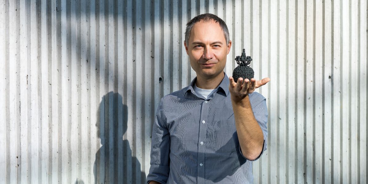 Pavel Plevka, vedoucí výzkumné skupiny strukturální virologie na Středoevropském technologickém institutu Masarykovy univerzity (CEITEC). V ruce drží model bakteriofága P68, který dokáže zlikvidovat až 80 procent kmenů bakterie Staphylococcus aureus neboli zlatého stafylokoka. 