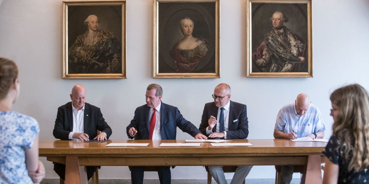 Czech rectors signing charter of the new research association, from left: Vojtěch Petráček (CTU), Tomáš Zima (UK), Mikuláš Bek (MUNI), Karel Melzoch (ICT). Photo credit: René Volfík