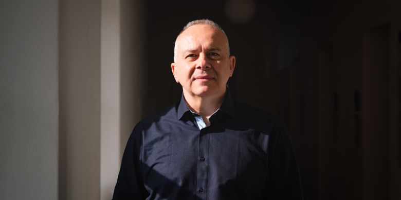 „Šum je všude kolem nás. Výzkumníci, kteří se zabývají dekódováním emocí, ho doposud ale nebrali příliš v potaz. Dívali se jenom na čitelnost emocí, ale šum nezohledňovali. Naše metoda sleduje obojí,“ říká Konstantinos Kafetsios.