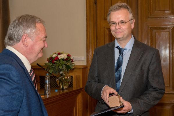 Zdroj foto: Učená společnost Jeden z nových členů Petr Klán při předávání diplomů členství Učené společnosti.