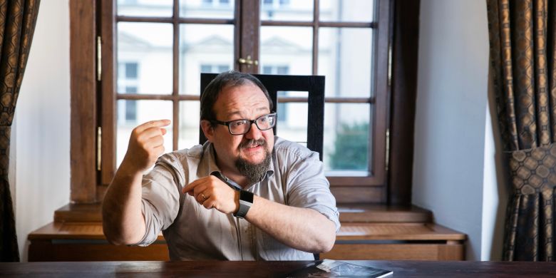 Média by podle sémiotika Josefa Šlerky potřebovala lépe pochopit, jak zacházet s omylností ve výzkumu. A vědci zase, jak omyly a pravděpodobnostní závěry vysvětlit médiím.