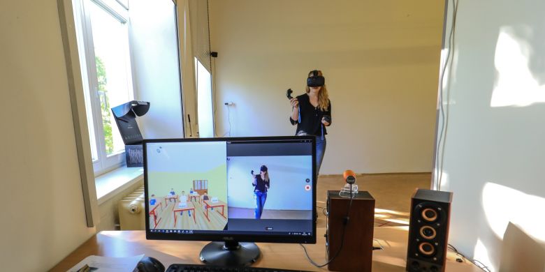Ve virtuální třídě potřebuje student 3D brýle a speciální ovladače. Pomocí počítače ovládá učitel chování žáků ve virtuální třídě. V jiné části třídy sledují kolegův výkon spolužáci a vyučující. 