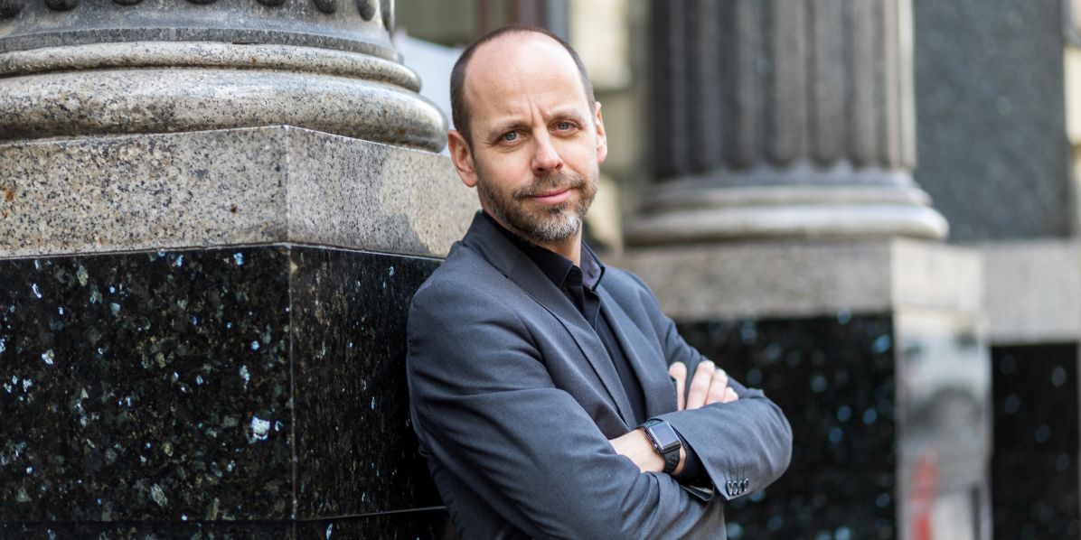 Foto: Radek Miča Čtyřiačtyřicetiletý absolvent divadelní dramaturgie na DF JAMU Petr Michálek se věnuje také herectví, režii, ale i psaní. Je autorem a režisérem úspěšného nekorektního kabaretu Ovčáček čtveráček.