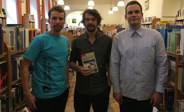 Autoři Aleš Dolný, Dan Bárta a&nbsp;Filip Harabiš ve své barevné knize zachytili všechny středoevropské druhy vážek. 