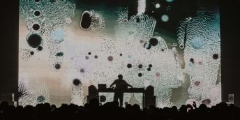 Hlavním hudebním hostem bude britský vědec a producent Max Cooper, jehož vystoupení v Husově  sboru propojí elektronickou hudbu s generativními vizuálními projekcemi a vědeckými  koncepty.