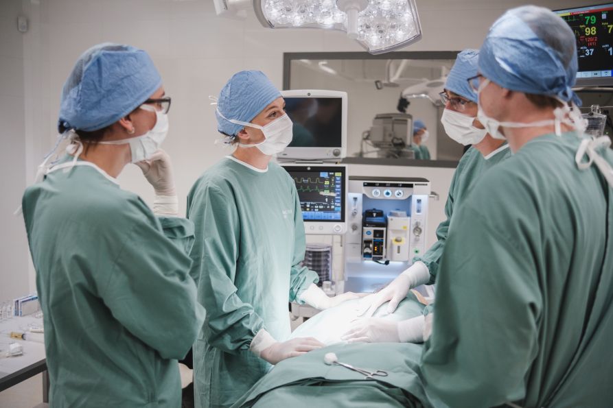 Jeden ze dvou operačních sálů, kde si studenti můžou vyzkoušet vše včetně přípravy na operační zákrok.
