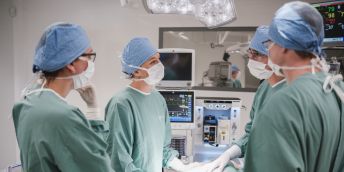 Jeden ze dvou operačních sálů, kde si studenti můžou vyzkoušet vše včetně přípravy na operační zákrok.