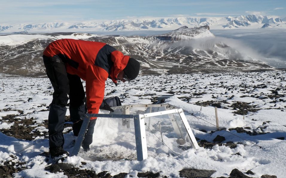 Účastníci letošní expedice pokračují v dlouhodobém monitoringu klimatu a komplexním sledování stavu polárních geosystémů a ekosystémů, zoologové se pak věnují výzkumu ryb, ptáků, tuleňů, lachtanů, nebo rypoušů.
