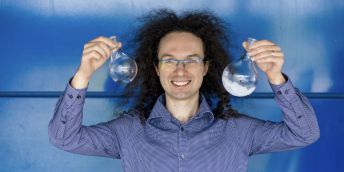 Chemik Tomáš Fiala zakládá svou vlastní výzkumnou skupinu na přírodovědecké fakultě. 