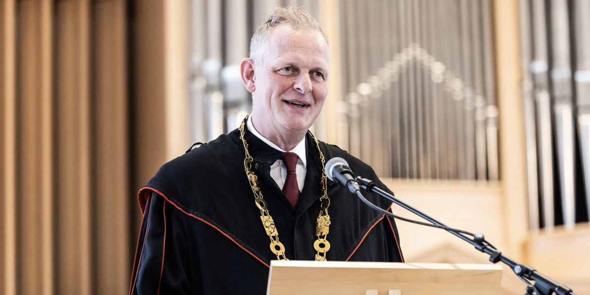 Ostermeier je významný německý divadelní režisér a od roku 1999 umělecký ředitel berlínské Schaubühne am Lehniner Platz.