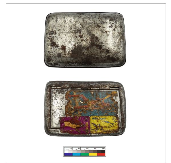 Krabička na tabák patřící jedné z&nbsp;obětí. V&nbsp;řadě případů jde propojit předměty s&nbsp;konkrétními osobami.