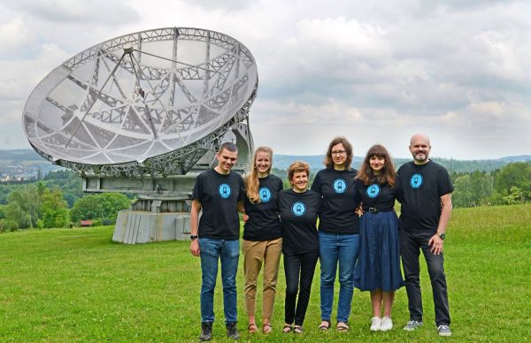 Tým K. Bernardové, Hvězdárna Ondřejov, červen 2022_zleva: V. Stibor, P. Tefelnerová, K. Bernardová, E. Chroustová, A. Zubková, P. Boháček; zdroj: archiv týmu KOSMOW