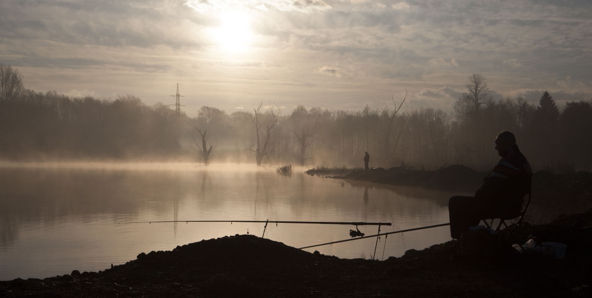 Karvinsko jako krajina rybářů. Poklesové jezero Kozinec u Doubravy je ve fázi vzniku. Ještě před několika lety zde stály domy, dnes je největší hloubka kolem 7 metrů a místo je oblíbeným rybářským místem.