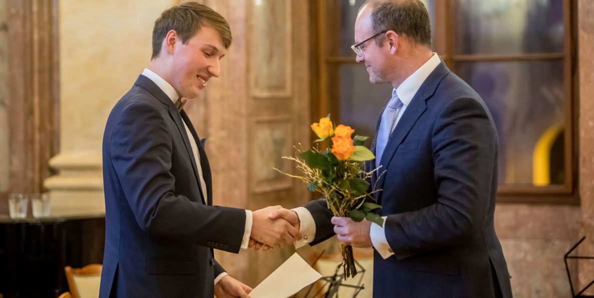 Cenu získal také Lukáš Pekárek z VŠCHT. Položil základy pro zavedení kvantitativního systému pro skládání virových částic Dengue a Zika a hlavně pro testování možných inhibitorů těchto nebezpečných virů. Na foto (vlevo) s náměstkem Robertem Plagou.