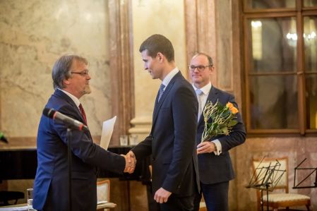 Karel Škubník studuje virus deformovaných křídel, který přispívá k poklesu populace včel.