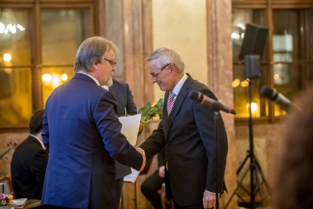 Ladislav Kavan se věnuje studiu vlastností elektrochemických nanomateriálů a patří k průkopníkům oboru.