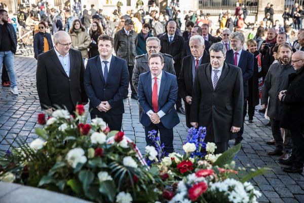 Rektor Univerzity Palackého v Olomouci Jaroslav Miller (uprostřed), rektor Univerzity Tomáše Bati ve Zlíně Vladimír Sedlařík (druhý zleva).