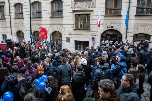 Shromáždění před Hlávkovou kolejí, kde bydlel student medicíny Jan Opletal.
