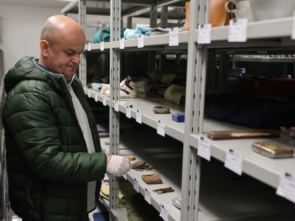 Sbírky Památníku v&nbsp;Potočari v&nbsp;Bosně a&nbsp;Hercegovině dnes obsahují tisíce osobních předmětů.