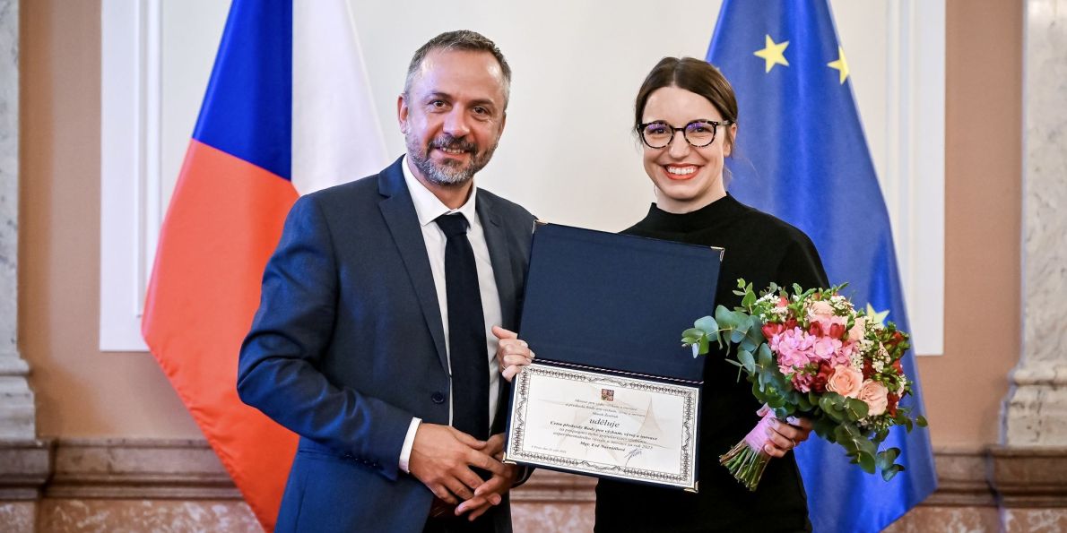 Eva Navrátilová převzala cenu od ministra Marka Ženíška.