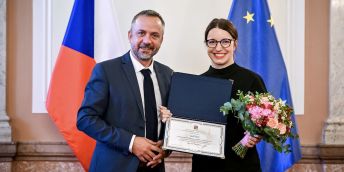 Eva Navrátilová převzala cenu od ministra Marka Ženíška.