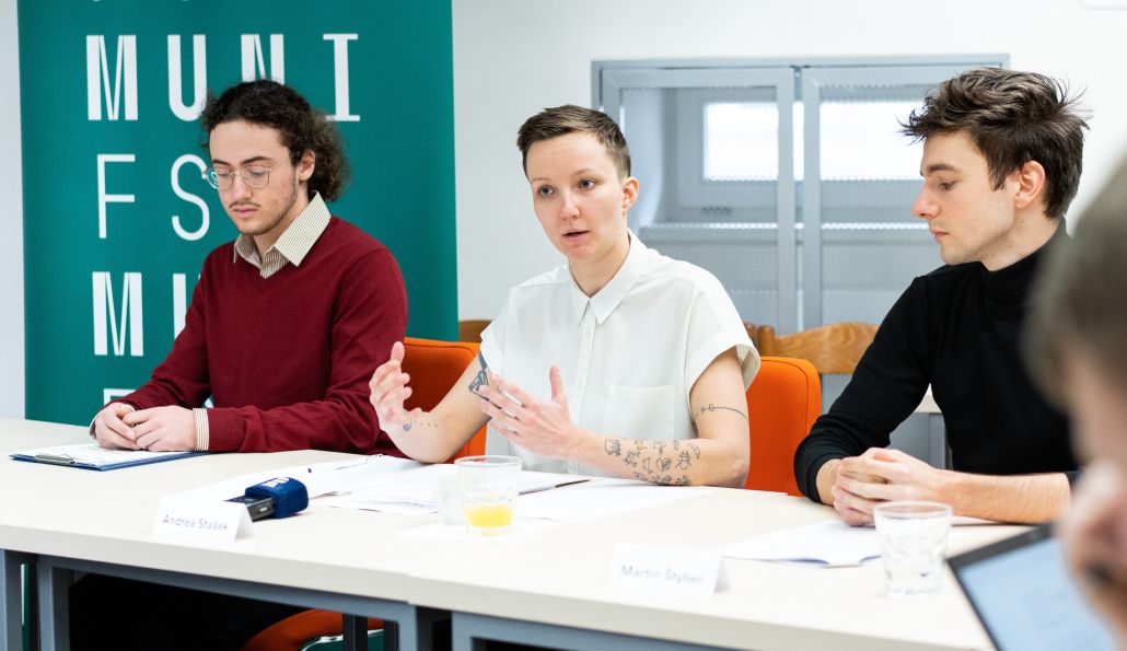 Prezentace výzkumu o zdraví LGBTQ+ lidí v Česku (zleva: Robin Blažke, identifikující se jako transmaskulinní osoba, výzkumnice Andrea Stašek z Institutu pro psychologický výzkum FSS MUNI, a psycholog Martin Štýber). Foto: FSS MU/Mariya Ostrenko