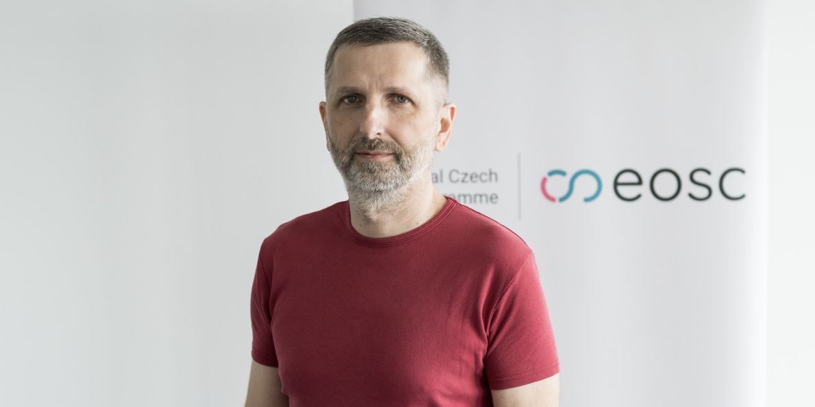 Daniel Mikšík působí jako IT architekt v rámci Ústavu výpočetní techniky MU, ve výzkumném centru CERIT-SC, které se zaměřuje na datově náročný výzkum a podporu vědeckých komunit. V projektu Národní repozitářové platformy vede aktivitu zaměřenou na pilotní repozitáře.