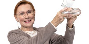 Hlavní Cenu Neuron 2025, která je udělována za mimořádný přínos vědě, získala v tomto ročníku profesorka medicíny Eva Kubala Havrdová. Díky jejímu výzkumu i cílevědomé práci se zlepšily a zlepšují životy desítek tisíc pacientů a pacientek s roztroušenou sklerózou.