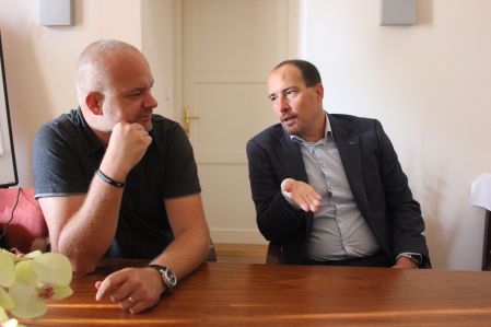 Vlevo Václav Lukeš z Jihočeské univerzity, vpravo David Póč, který vede pracovní skupinu na Masarykově univerzitě.