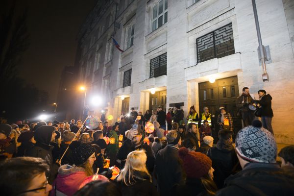 Loňský 17. listopad uctili studenti i před Právnickou fakultou MU. Letos studenti brněnských škol uspořádají společnou akci.