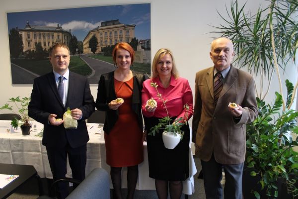 Členové univerzitního vědeckého týmu Miloš Jelínek (zcela vpravo) a Jiří Jelínek.
