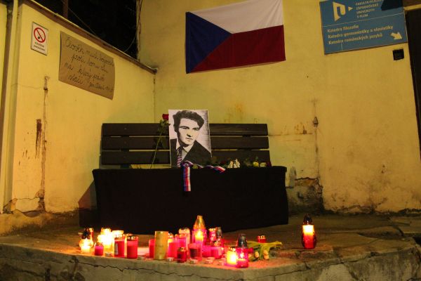 Plzeňští vysokoškolští a středoškolští studenti uspořádali pietní akci Svíčka za Jana Palacha.