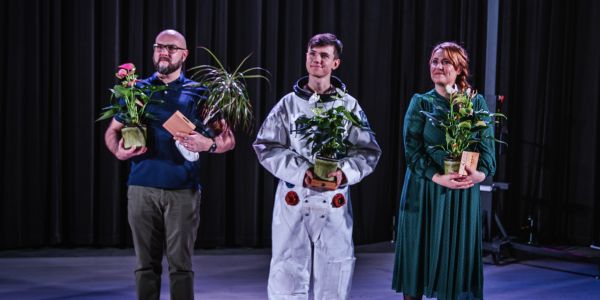 Divácké srdce získal a vyhrál Oldřich Motyka z VŠB – Technické univerzity Ostrava (vlevo), na druhé příčce se umístil mladý brněnský gymnazista Simon Klinga se svým vesmírným tématem, na třetí místo dosáhla zástupkyně Ústavu geoniky AV ČR Kristýna Schuchová. Foto: pořadatelé