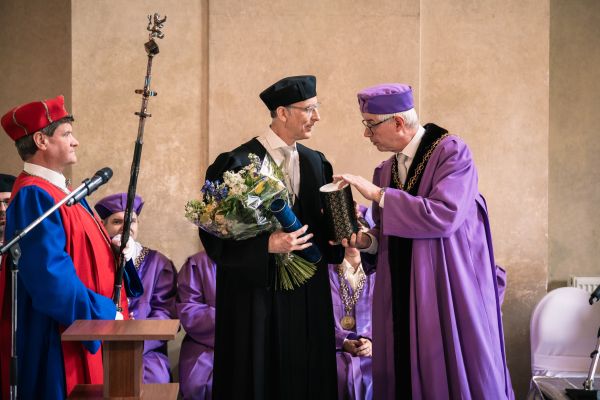 Tomáš Cihlář při přebírání čestného doktorátu.